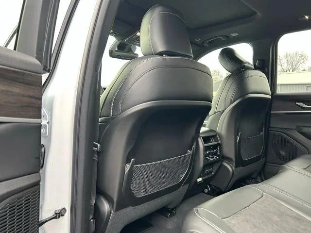 New 2026 Bright White Clear-Coat Exterior Paint Jeep Laredo image 19