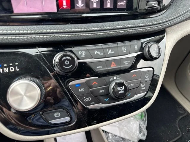 Used 2024 White Chrysler Touring L image 19