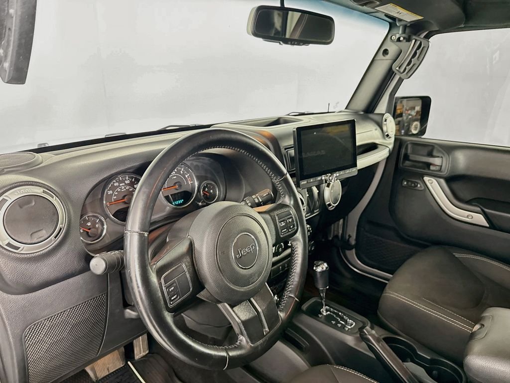 Used 2016 Silver Jeep Sahara image 4