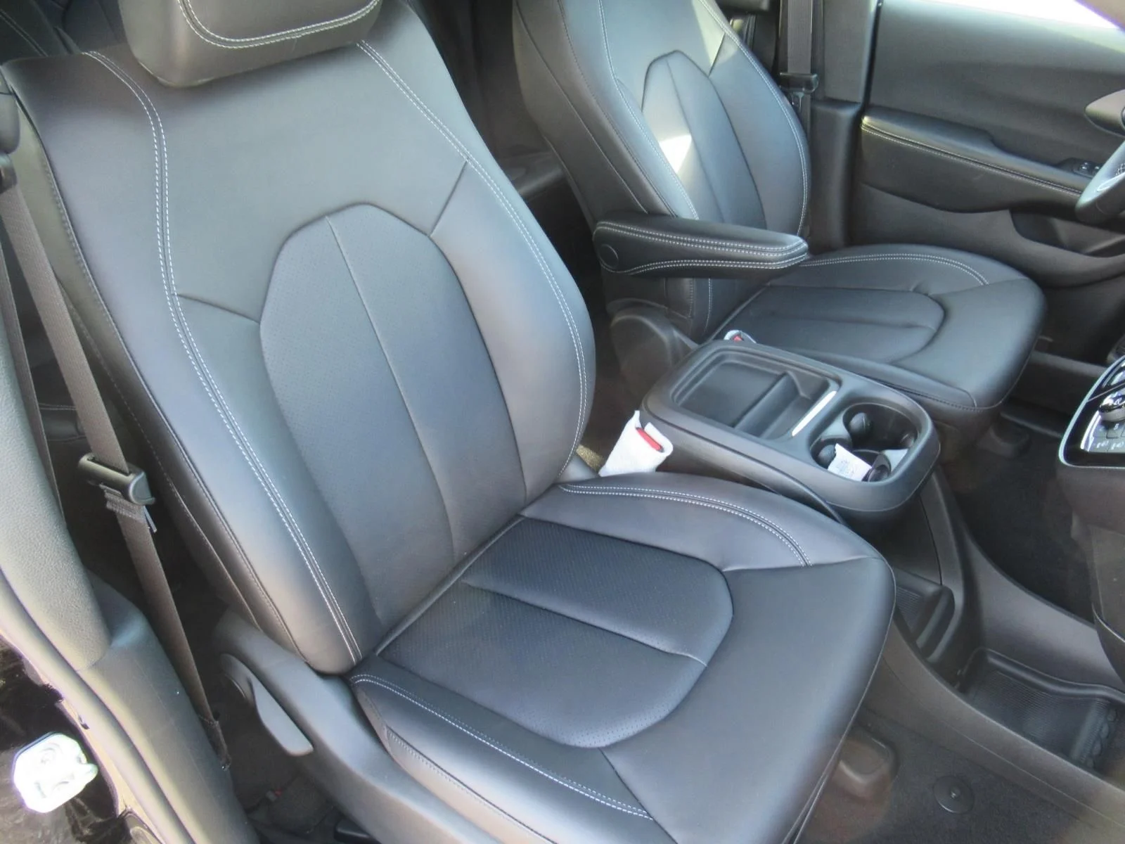 New 2027 Diamond Black Crystal Pearl-Coat Exterior Paint Chrysler Select image 8