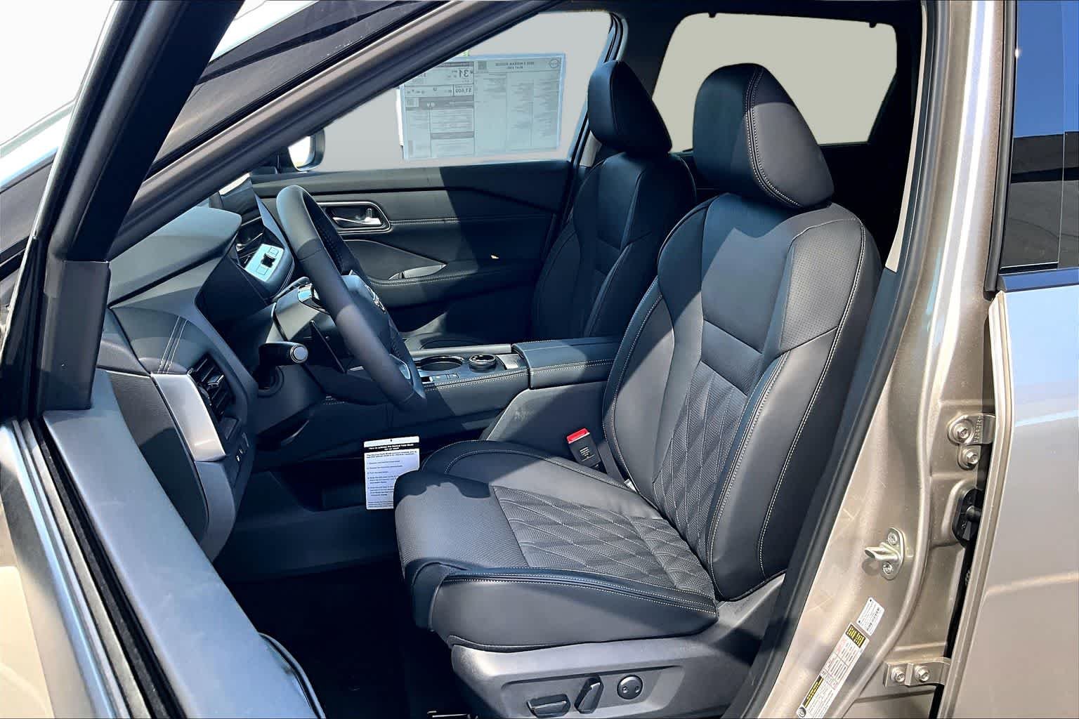 New 2026 Champagne Silver Metallic / Super Black Two-tone Nissan Platinum image 15