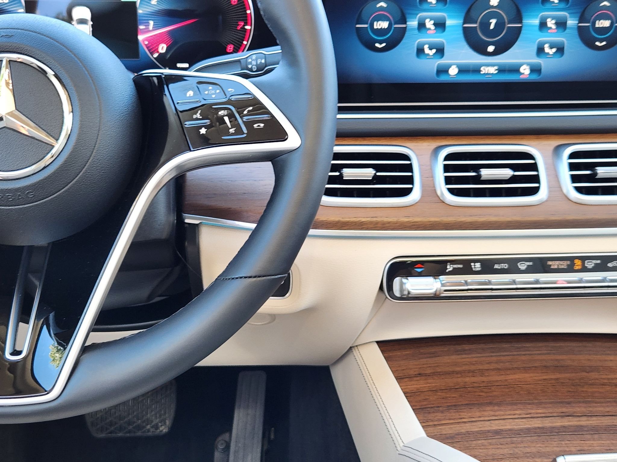 Certified Used 2026 Polar White Mercedes-Benz 450 4MATIC® image 35