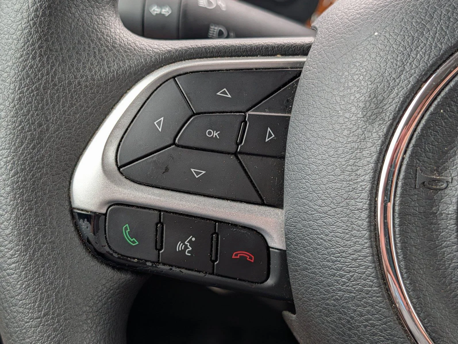 Used 2023 Alpine White Clearcoat Jeep Latitude image 24
