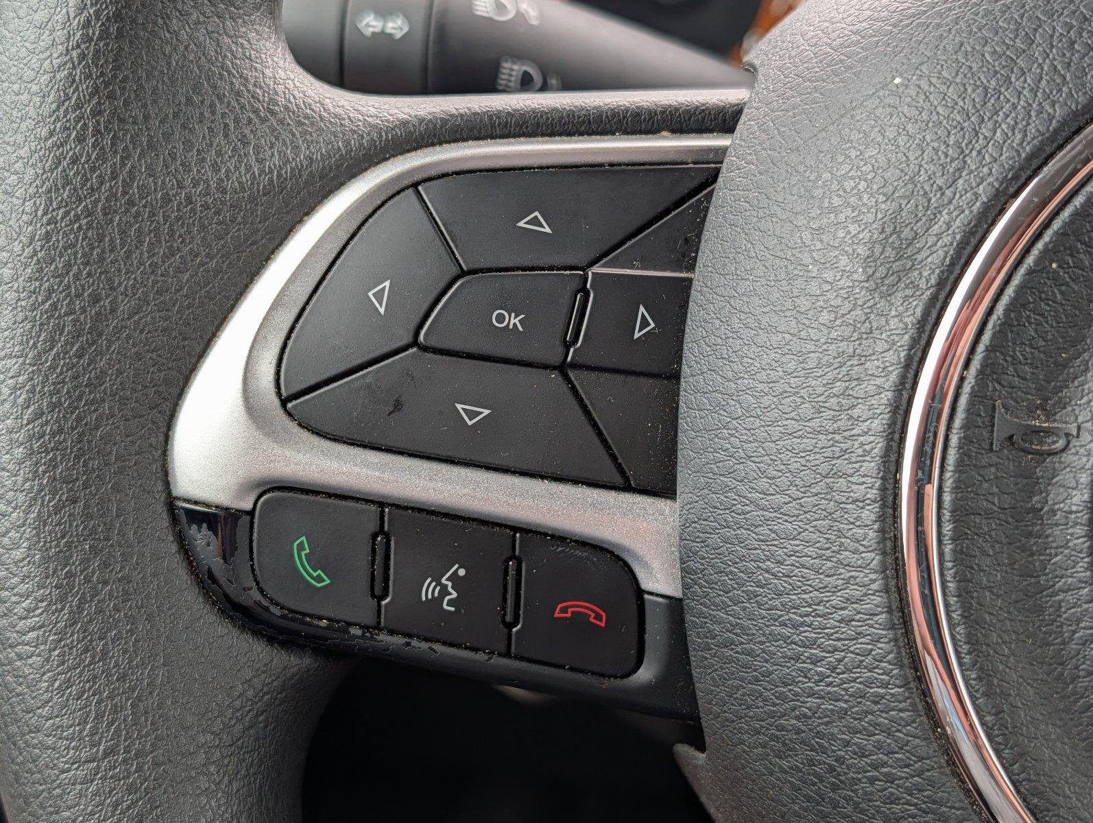 Used 2023 Alpine White Clearcoat Jeep Latitude image 24
