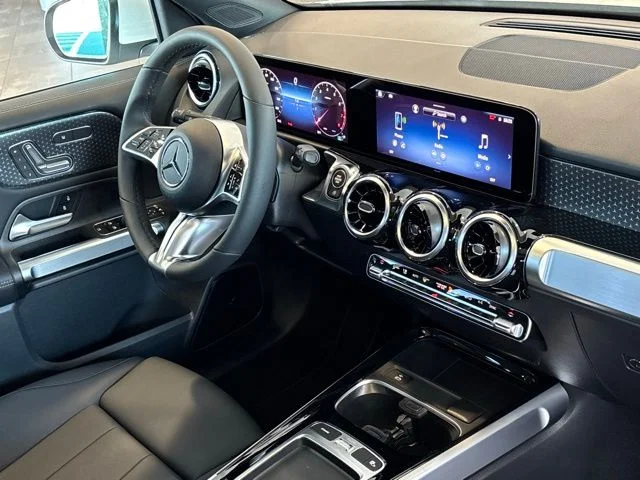 New 2026 White Mercedes-Benz GLB 250 image 32