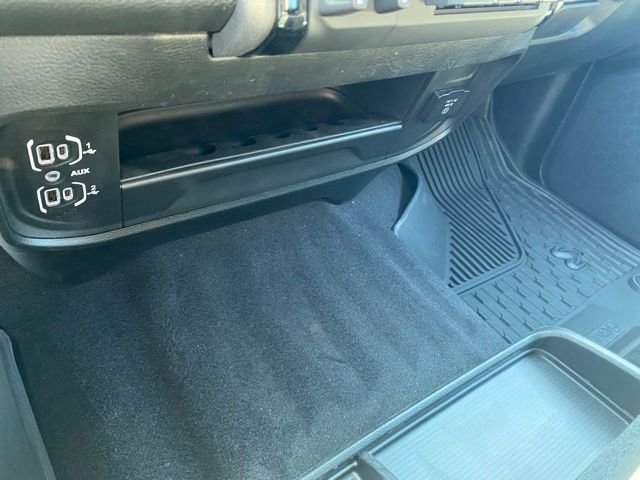 New 2026 Diamond Black Crystal Pearl-Coat Exterior Paint RAM Tradesman image 17