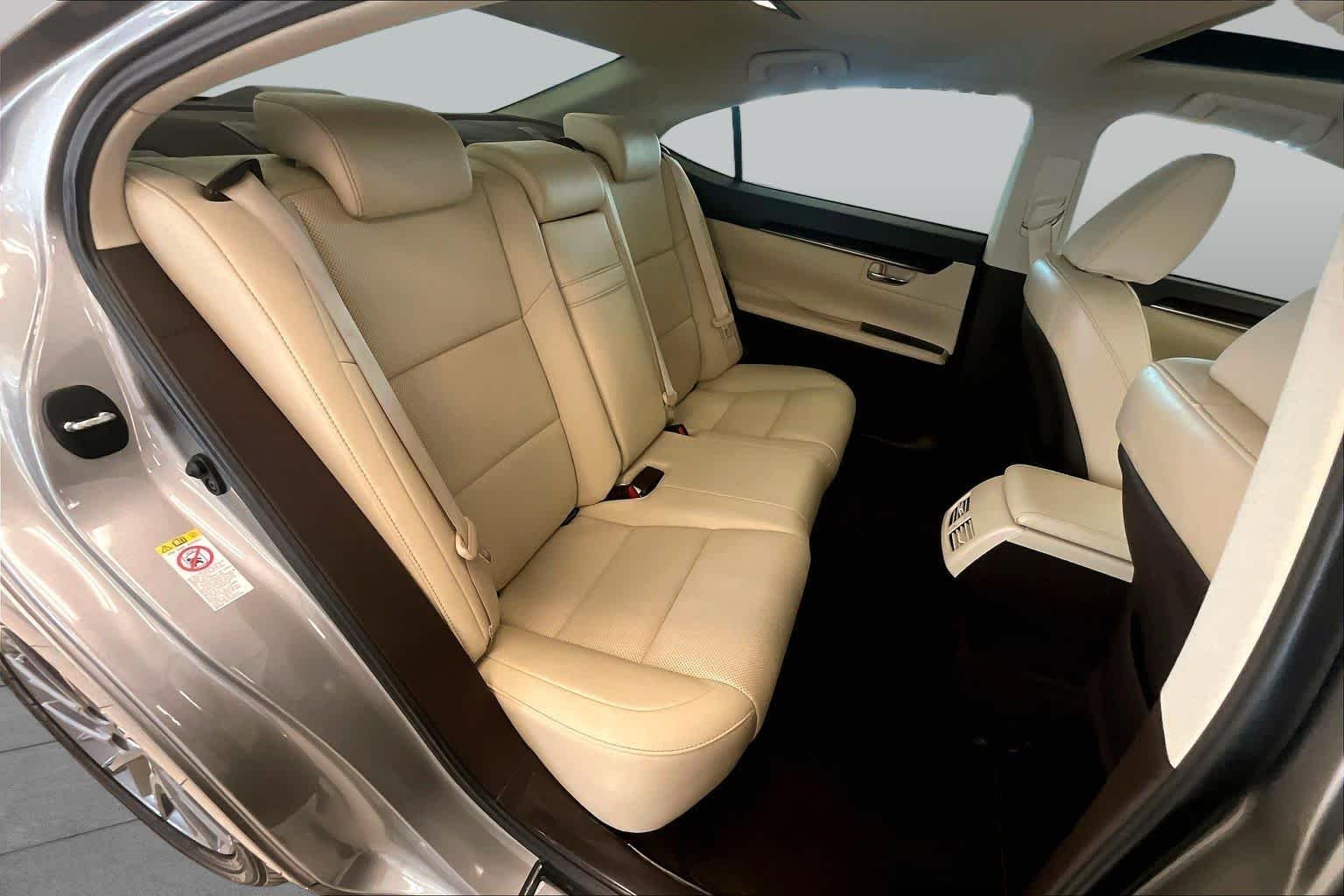 Used 2018 Atomic Silver Lexus  image 18