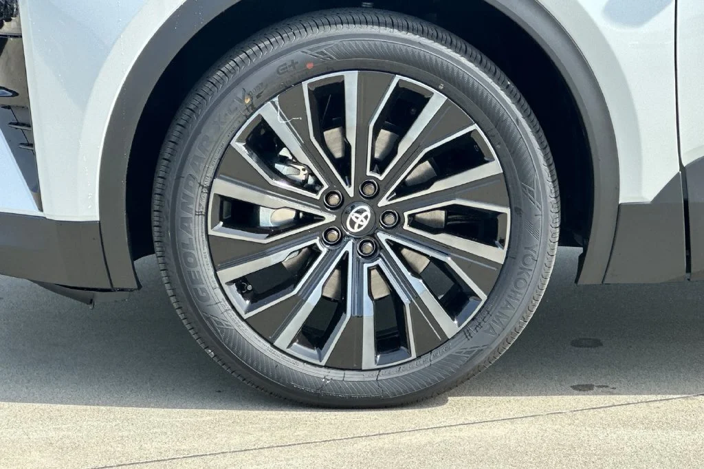 New 2027 Wind Chill Pearl with Midnight Black Metallic roof <sup>1</sup> Toyota  XSE image 33