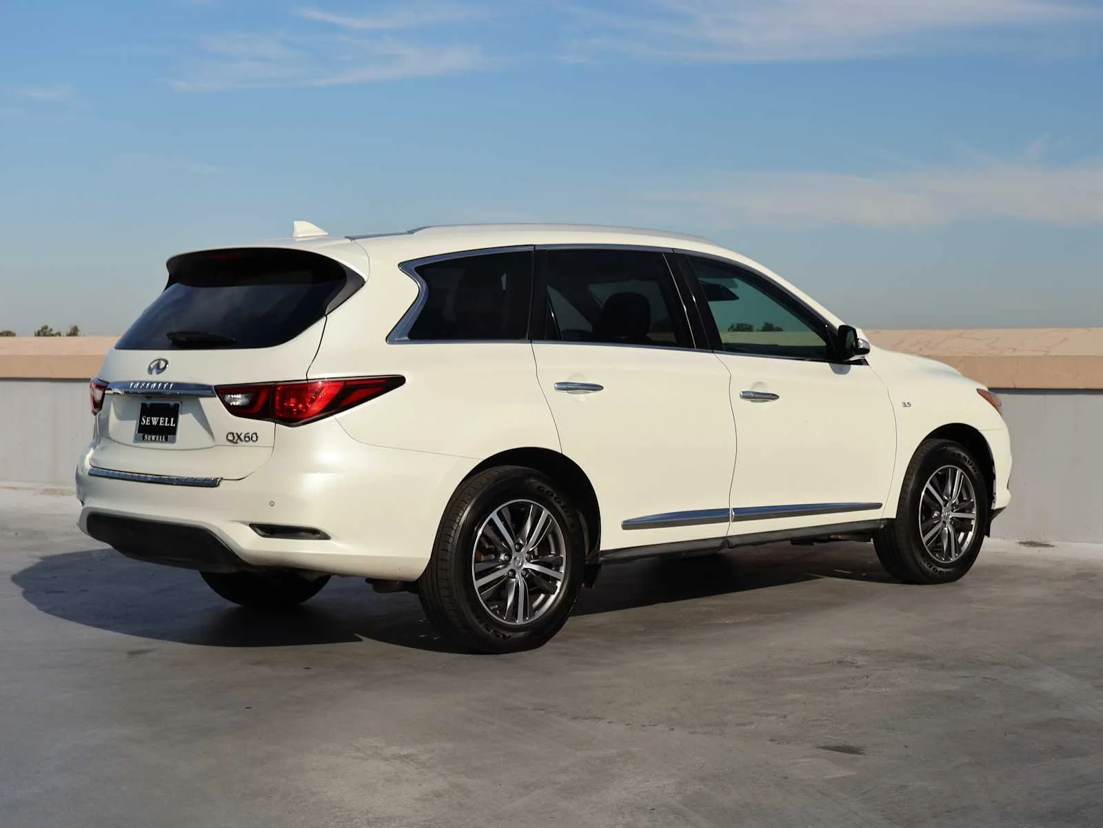 Certified Used 2019 Majestic White INFINITI LUXE image 4