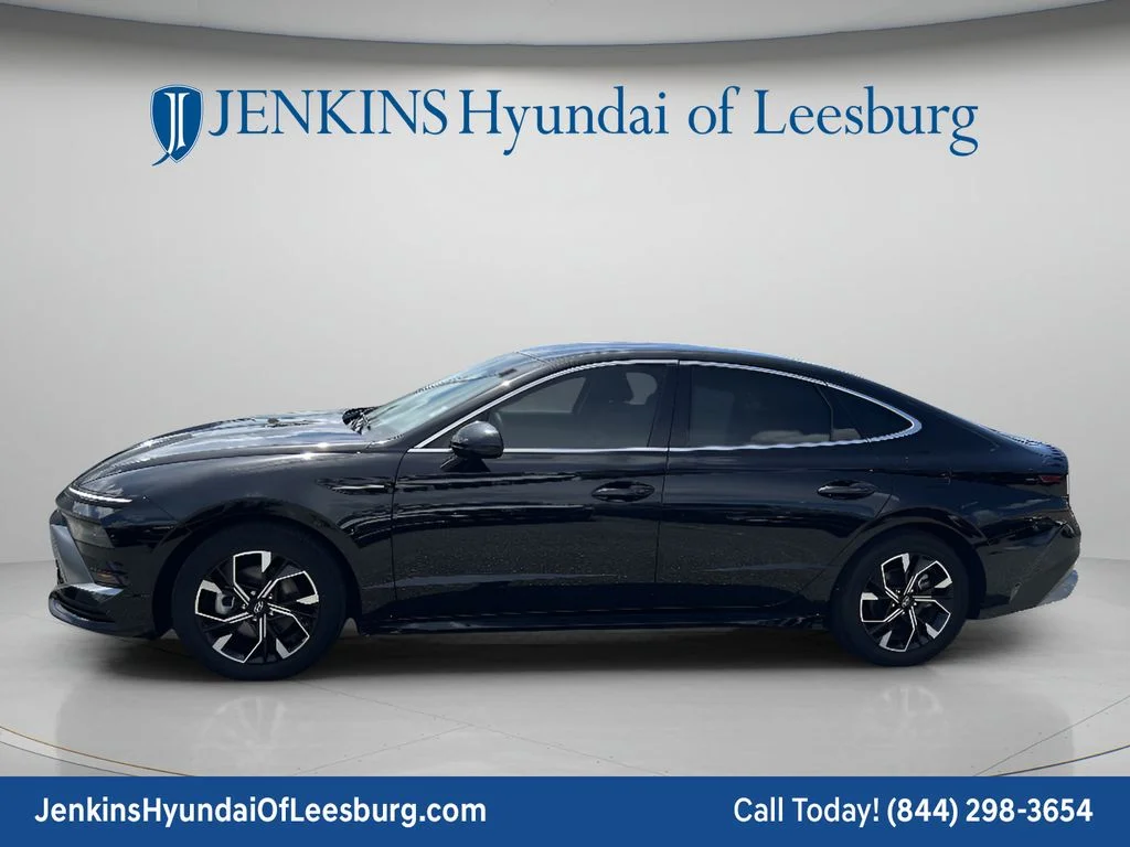 Used 2024 Black Hyundai SEL image 9