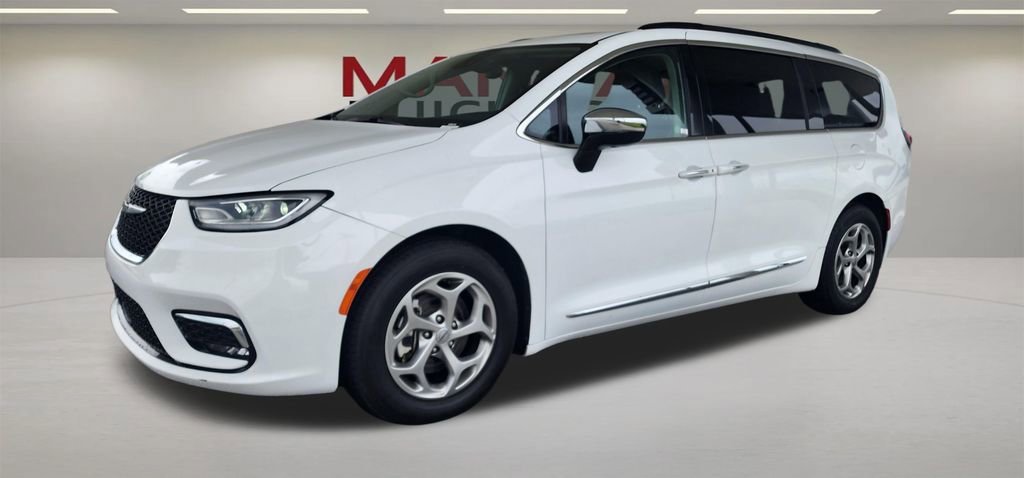 2023 Chrysler Pacifica Limited's photo
