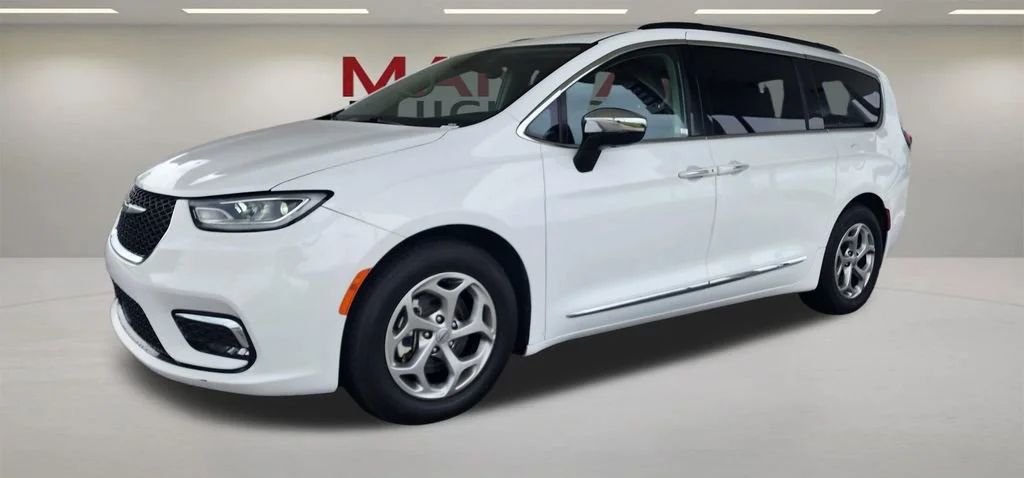 2023 Chrysler Pacifica Limited's photo