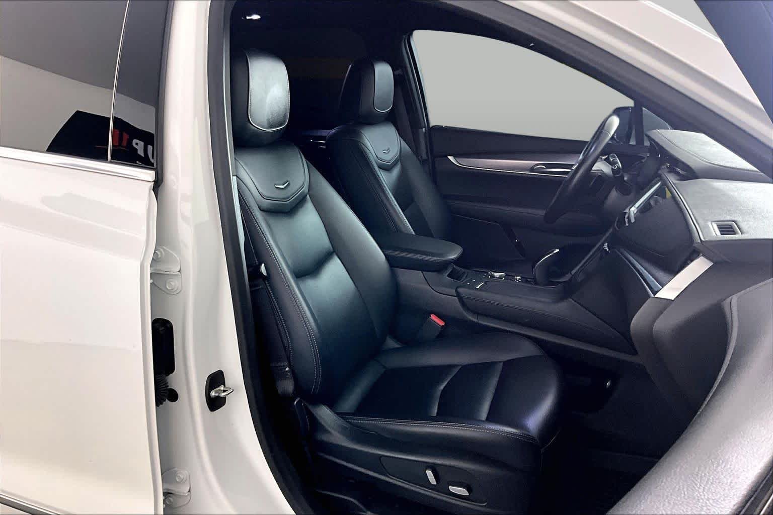 Used 2022 Crystal White Tricoat Cadillac Luxury image 9