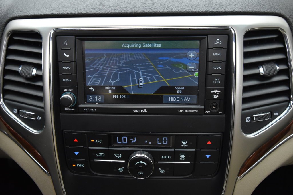Used 2013 Bright White Clearcoat Jeep Limited image 13
