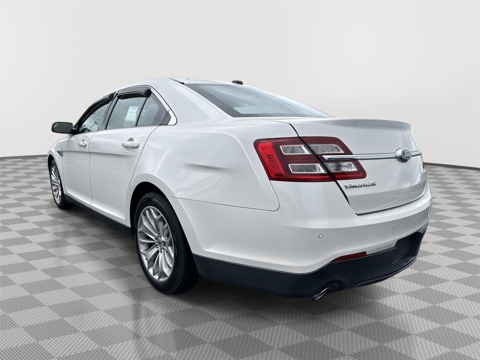 Used 2016 White Platinum Metallic Tri-Coat Ford Limited image 10