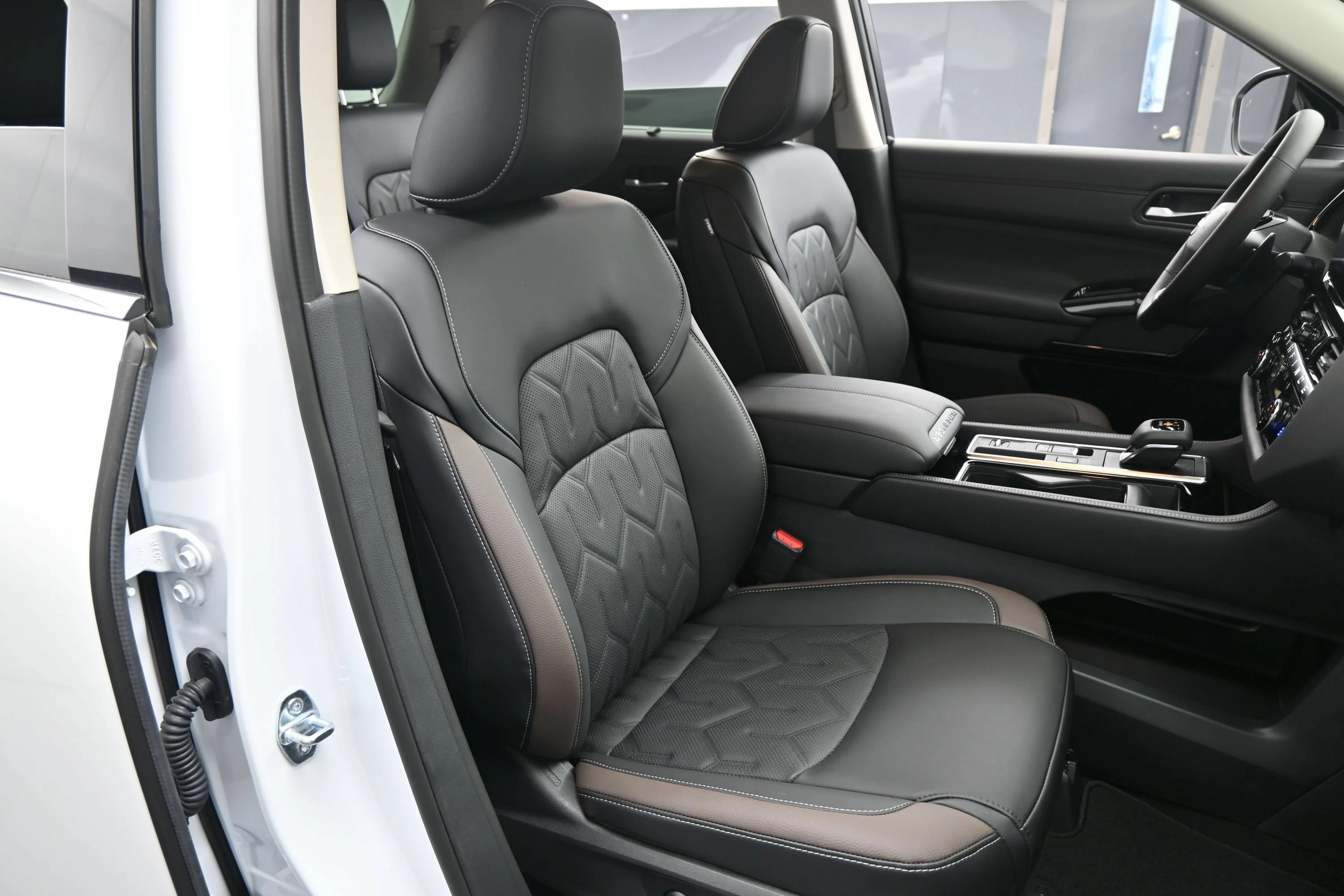New 2026 Everest White Pearl TriCoat / Super Black Two-tone Nissan Platinum image 14