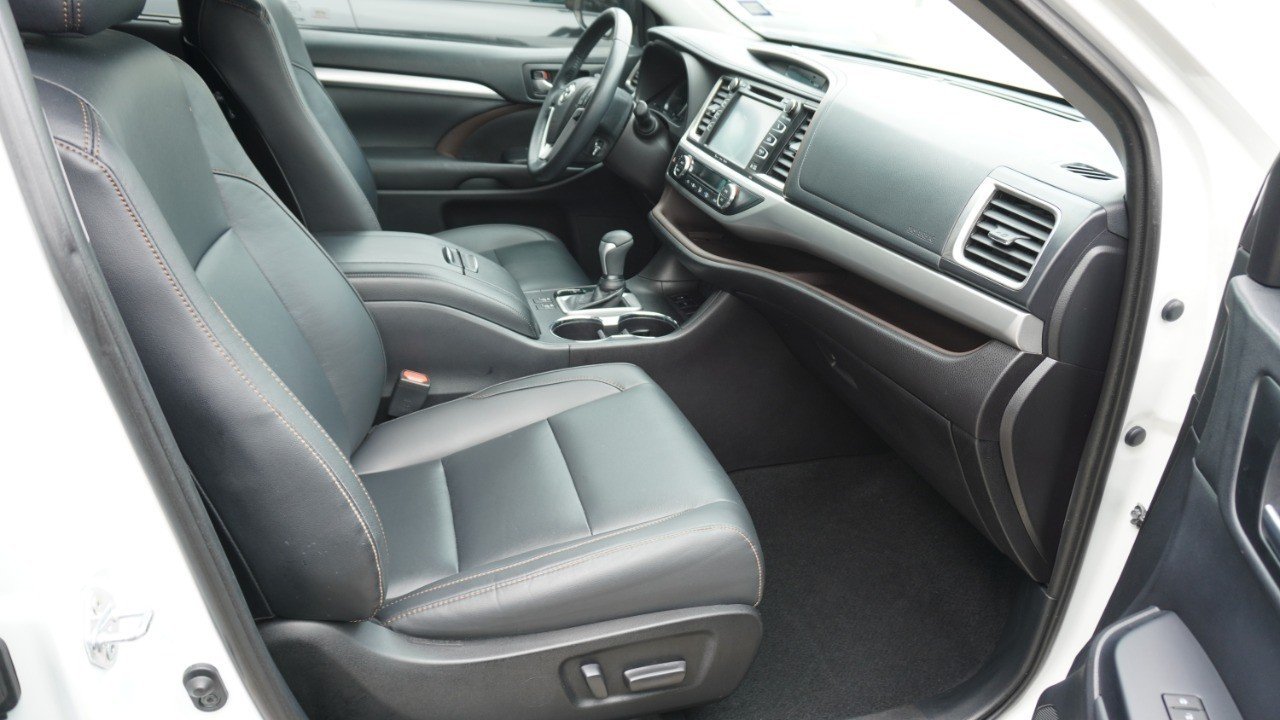 Used 2019 White Toyota XLE image 10