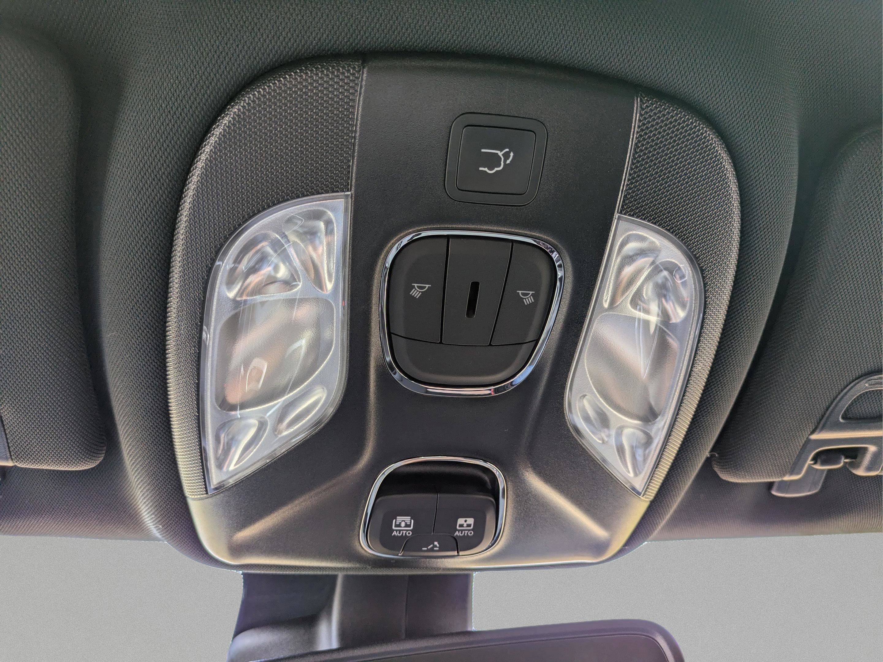 New 2026 Bright White Clearcoat Jeep Latitude Altitude image 24