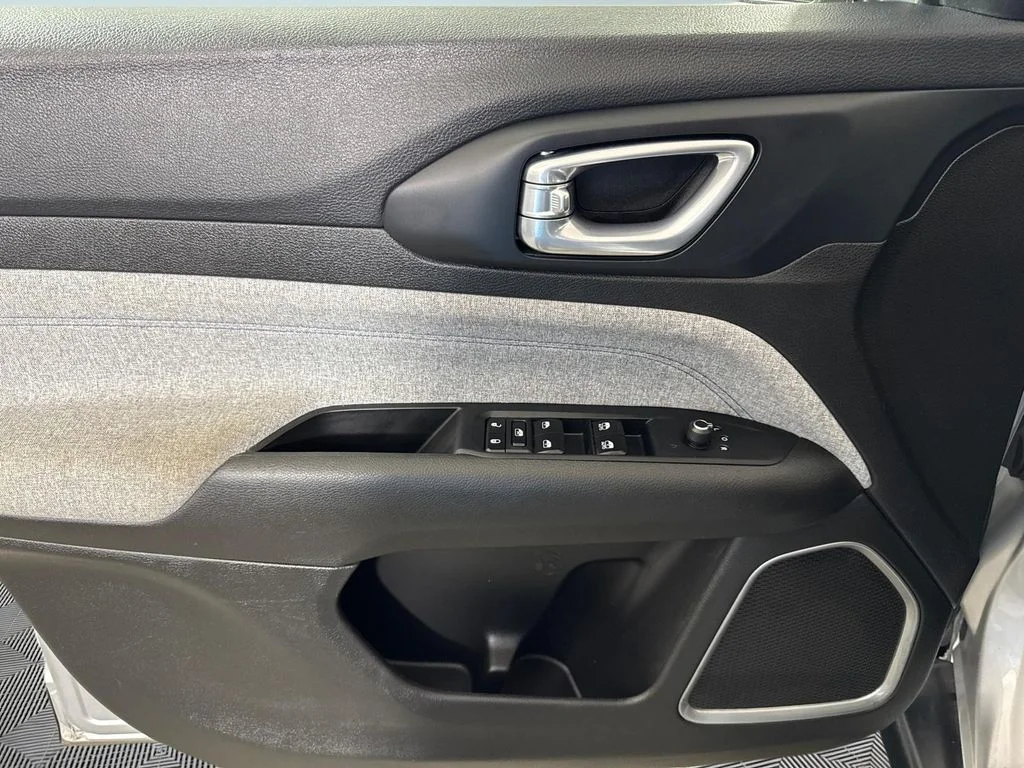 Used 2024 Silver Jeep Latitude image 18
