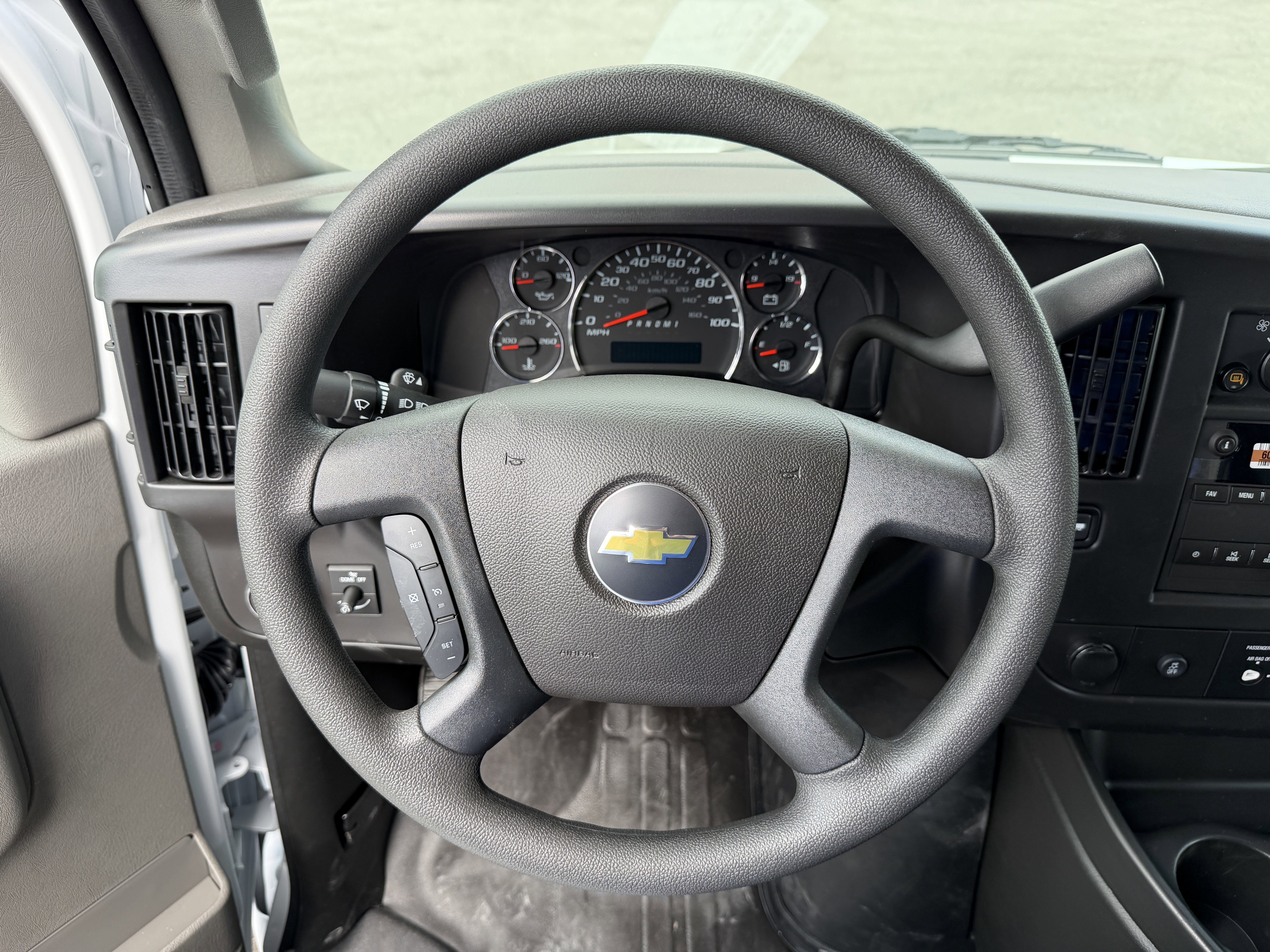 New 2026 Summit White Chevrolet 1WT image 13