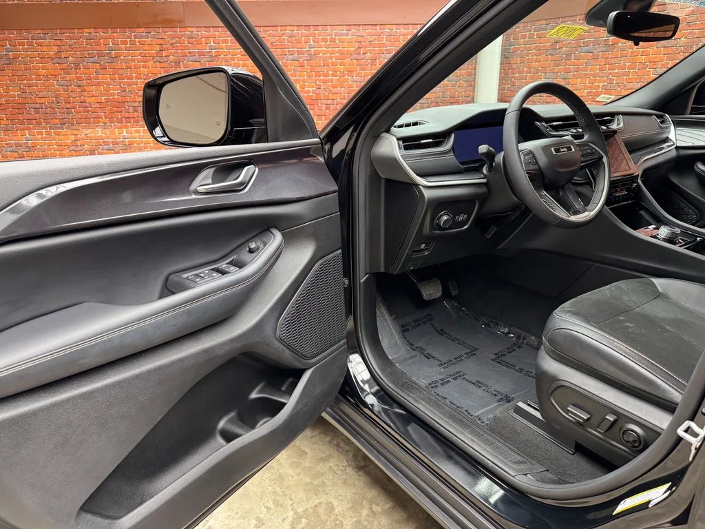 Used 2023 Diamond Black Jeep Altitude X image 9