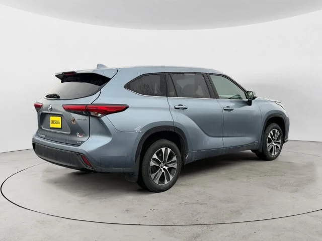 Used 2022 Moon Dust Toyota XLE image 5