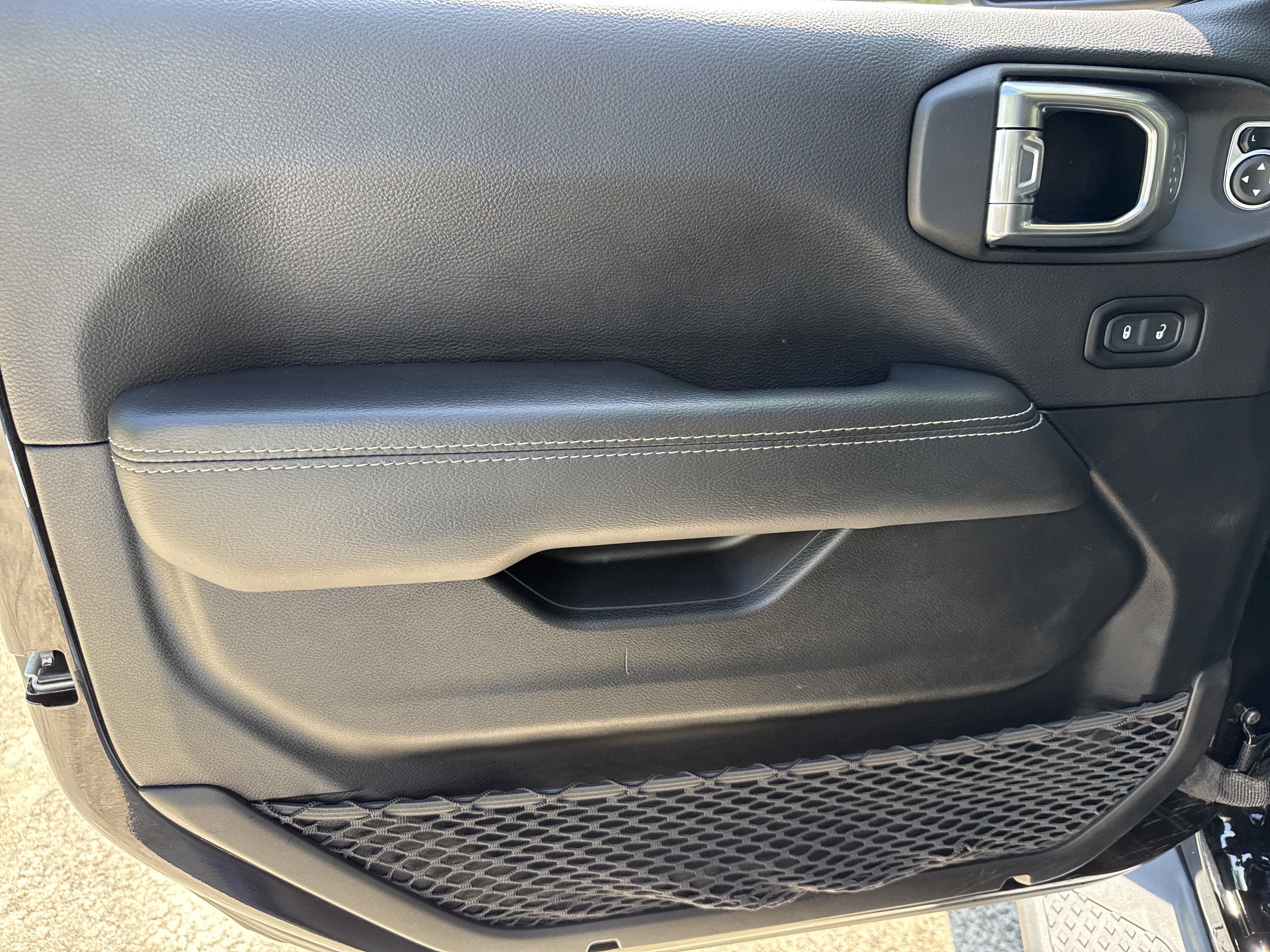 Used 2021 Black Clearcoat Jeep Overland image 10