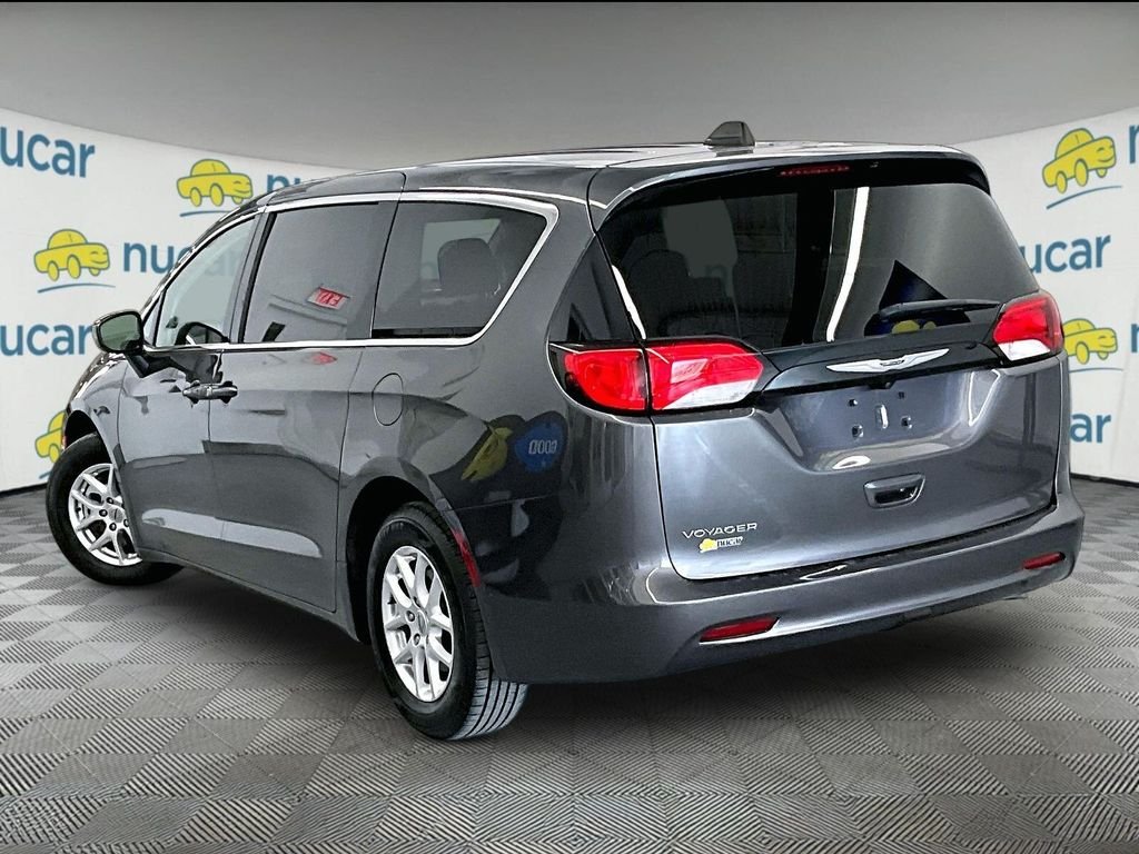 Used 2023 Granite Crystal Metallic Clearcoat Chrysler LX image 4