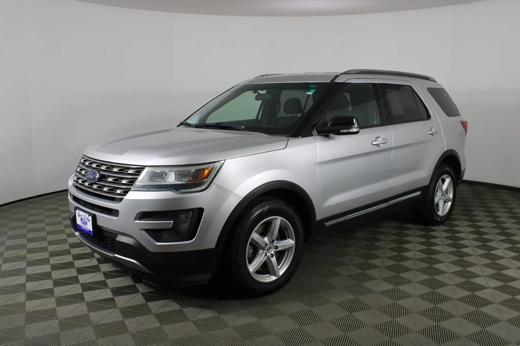 Used 2016 Ingot Silver Ford XLT image 3