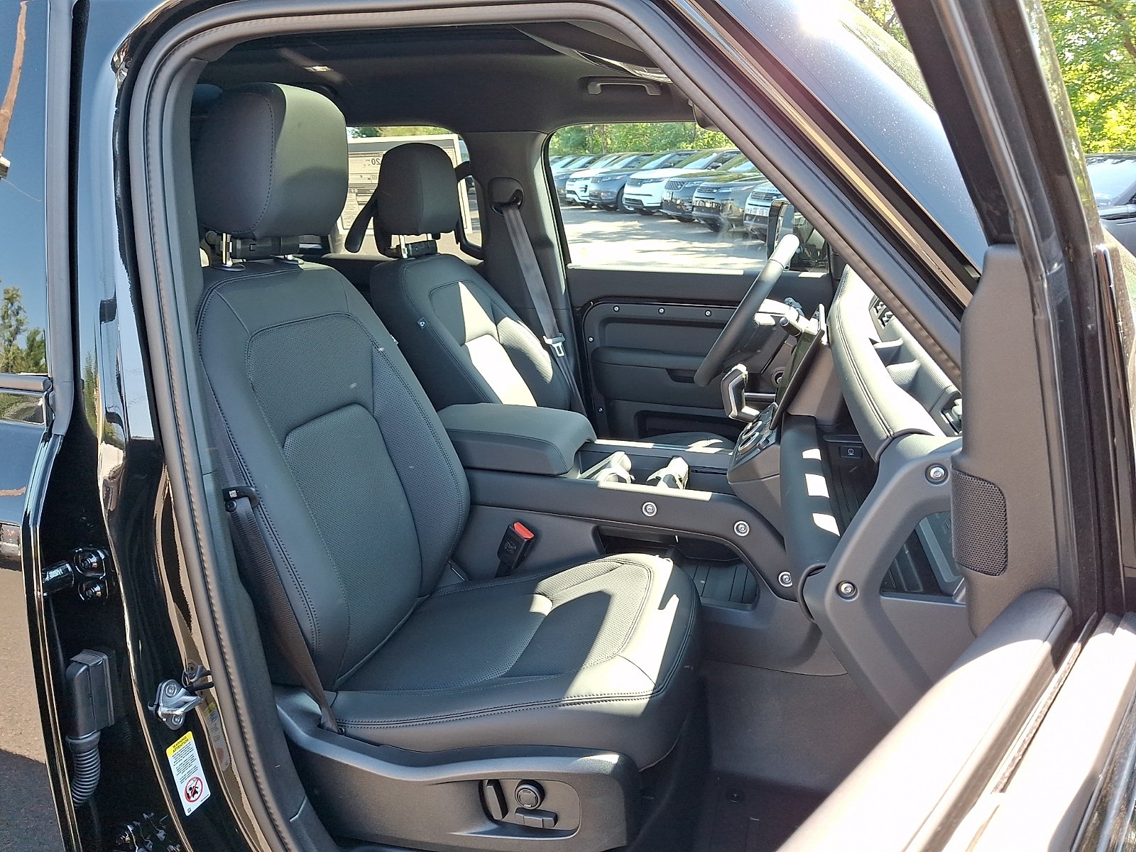 New 2026 Santorini Black Land Rover P400 X-Dynamic SE image 3