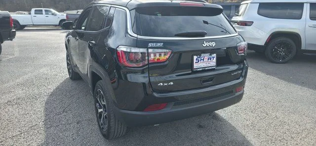 New 2026 Diamond Black Crystal Pearl-Coat Exterior Paint Jeep Limited image 7