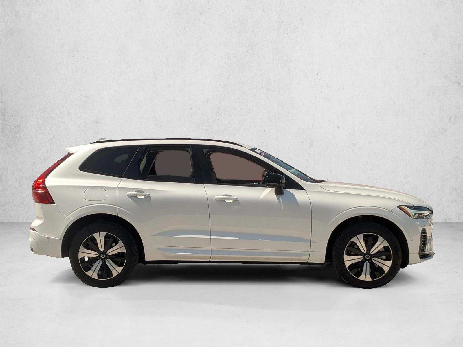 Used 2024 Crystal White Metallic Volvo Plus Dark Theme image 4