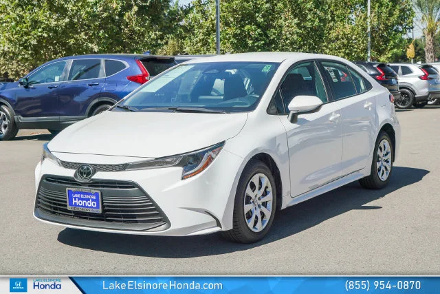 Used 2025 Ice Toyota LE image 4