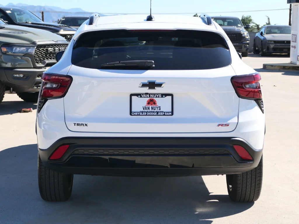 Used 2025 Summit White Chevrolet 2RS image 5