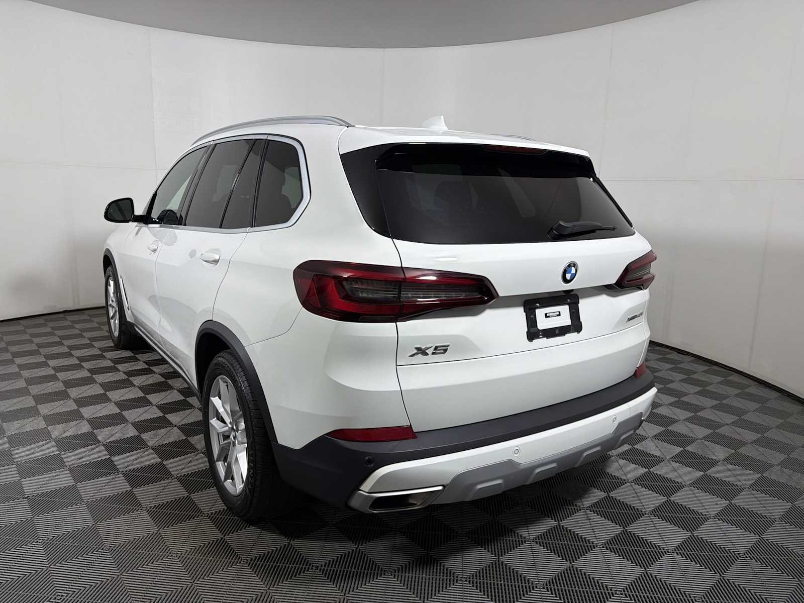 Certified Used 2023 Alpine White BMW xDrive40i image 5