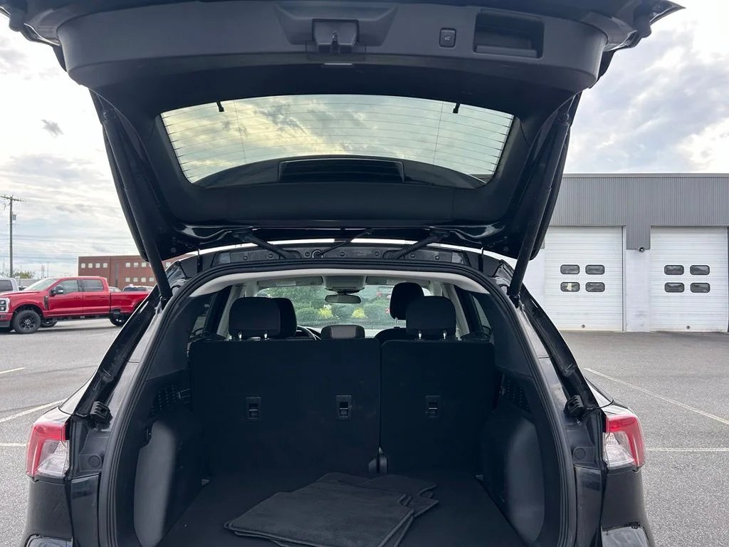 Used 2022 Black Metallic Ford SE image 21