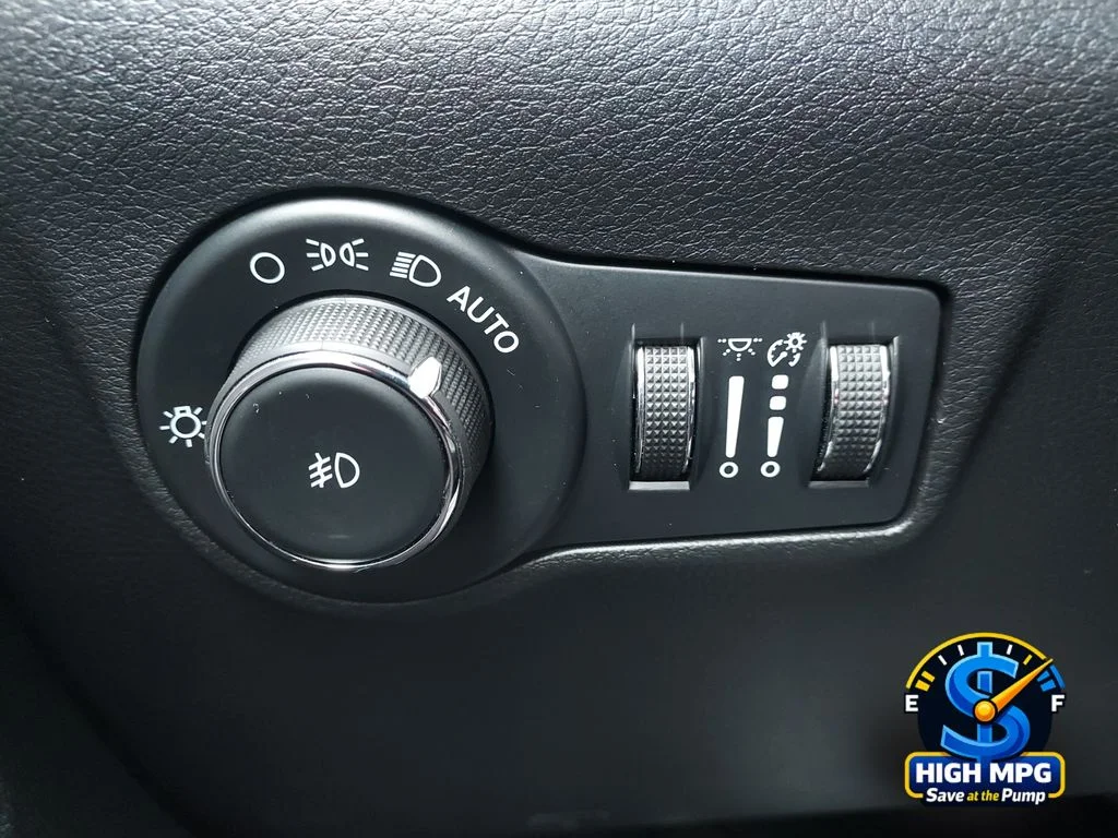 Used 2022 Gray Jeep Latitude Lux image 18
