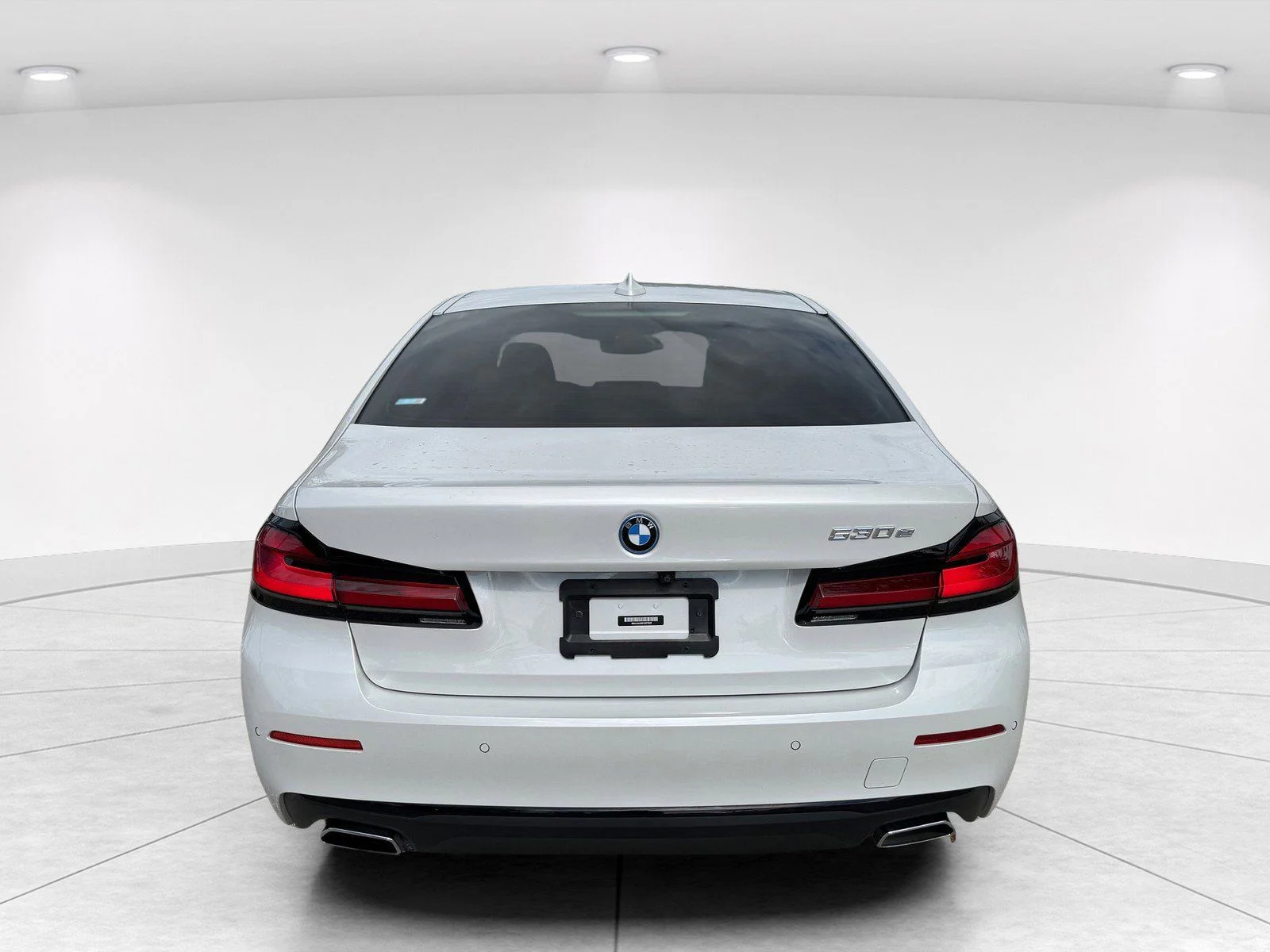 Certified Used 2023 Mineral White Metallic BMW 530e iPerformance image 5