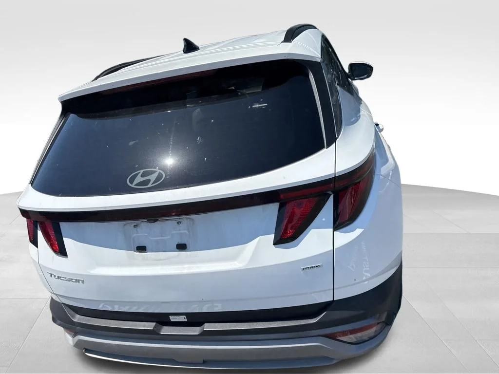 Used 2025 White Hyundai SEL image 9