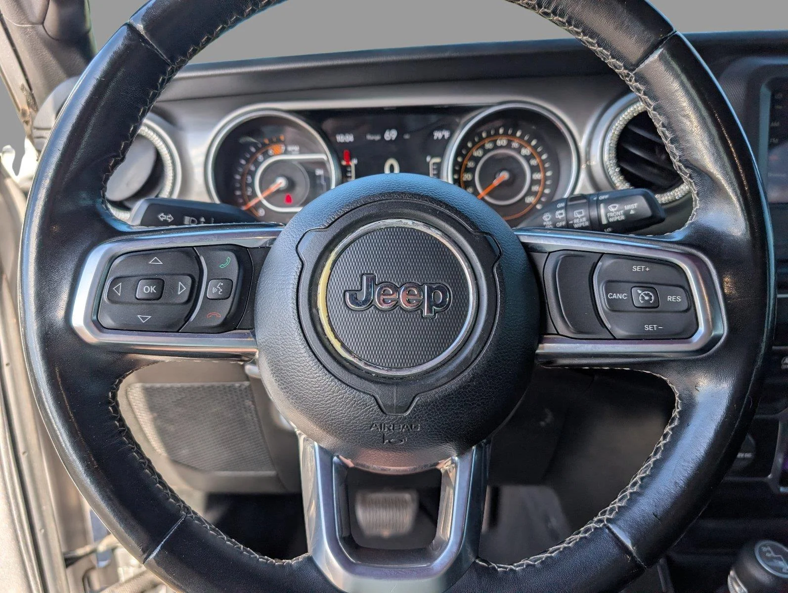 Used 2020 Billet Silver Metallic Clearcoat Jeep Sahara image 27