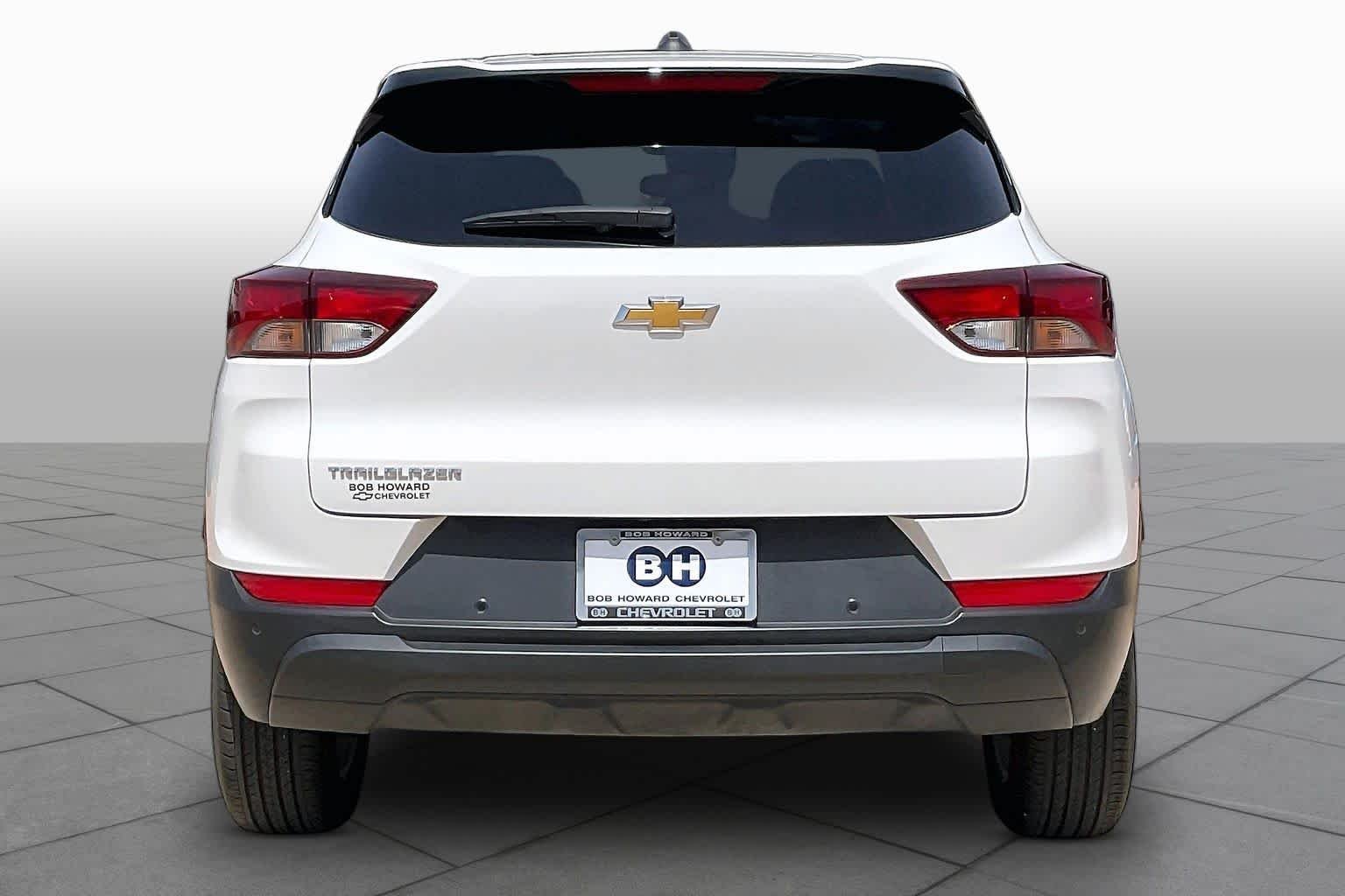 Used 2025 Summit White Chevrolet LS image 5
