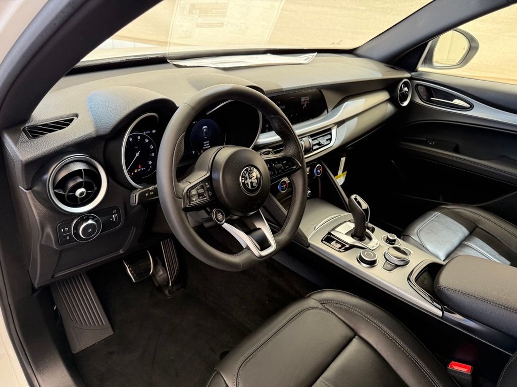 New 2026 Milano White Exterior Paint Alfa Romeo Base image 27
