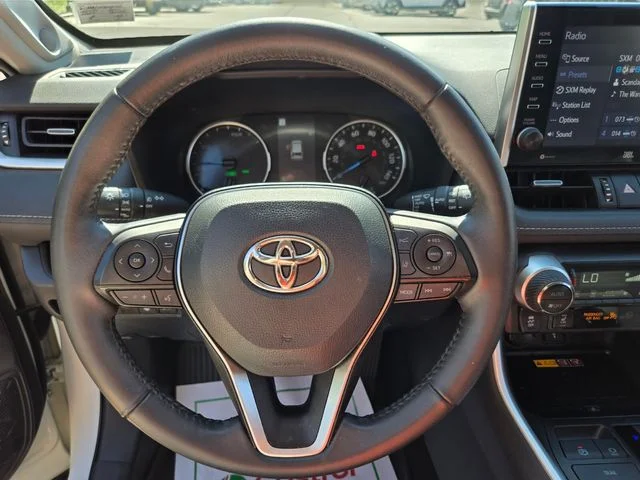 Used 2022 White Toyota XLE Premium image 33