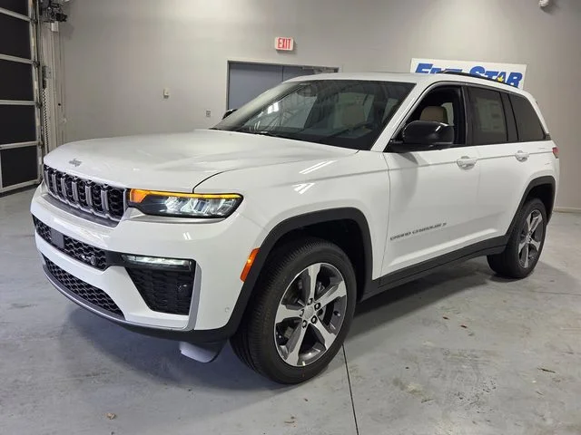 New 2026 Bright White Clear-Coat Exterior Paint Jeep Limited image 3