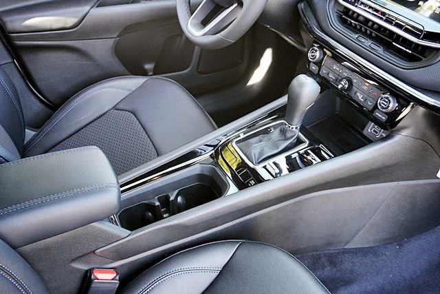 New 2026 Bright White Clearcoat Jeep Latitude image 12