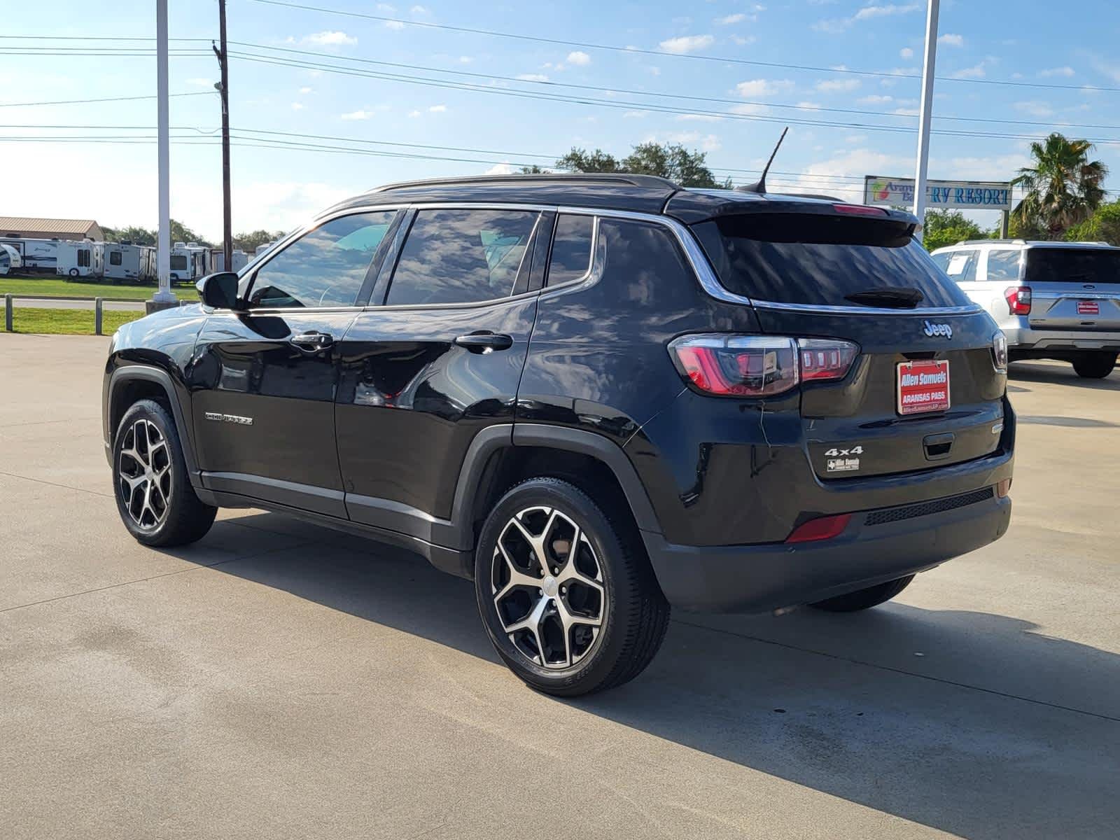 Used 2024 Diamond Black Crystal Pearlcoat Jeep Latitude image 3