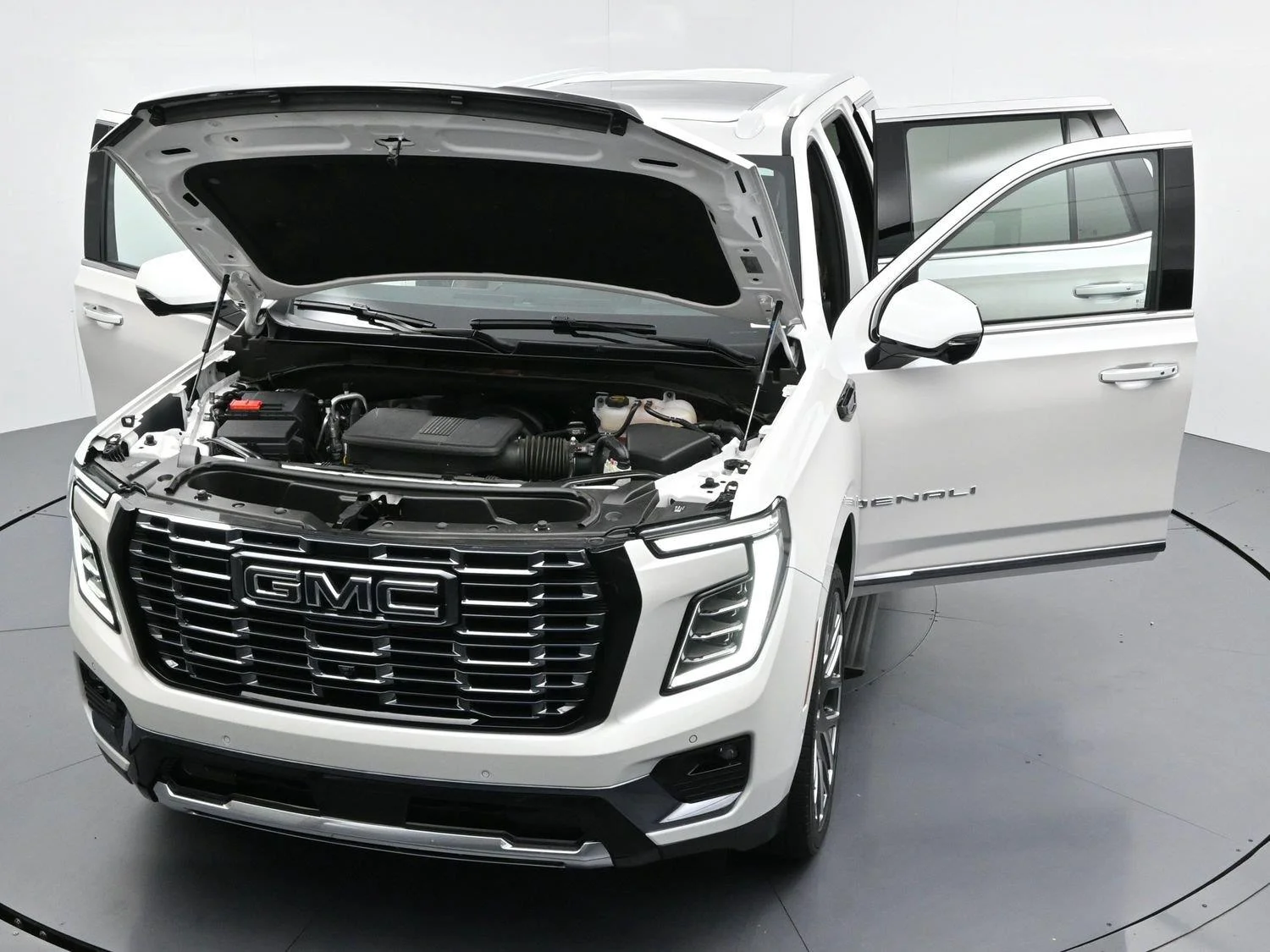 Used 2025 White Frost Tricoat GMC Denali Ultimate image 45