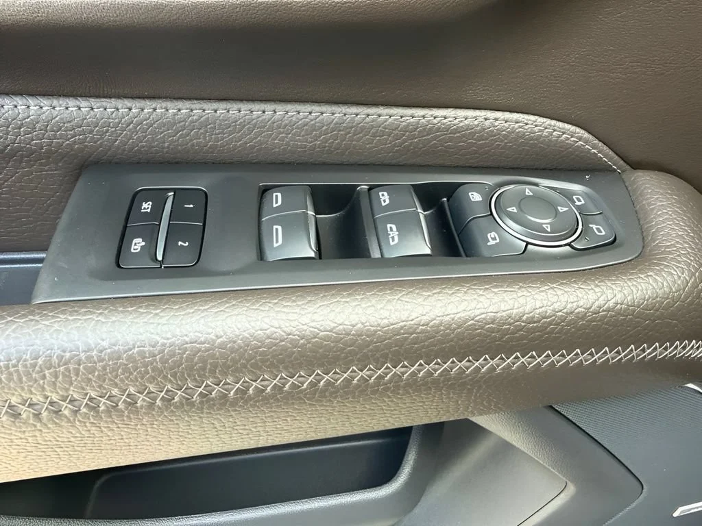 Used 2023 Onyx Black GMC Denali image 33