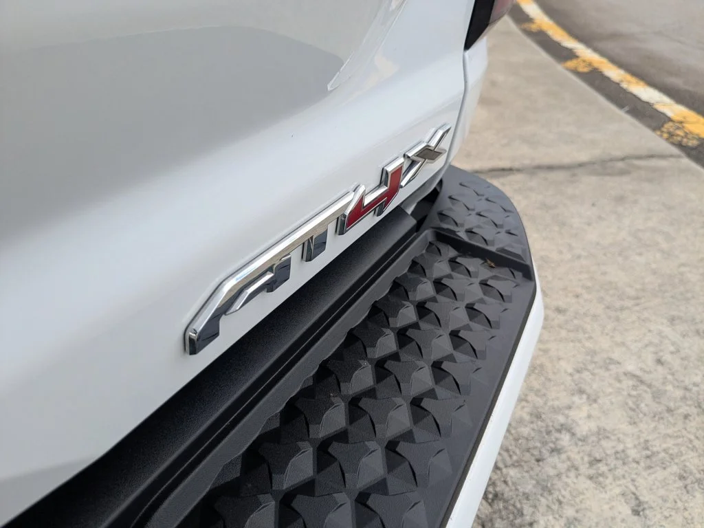 Used 2023 Summit White GMC 4WD AT4X image 31