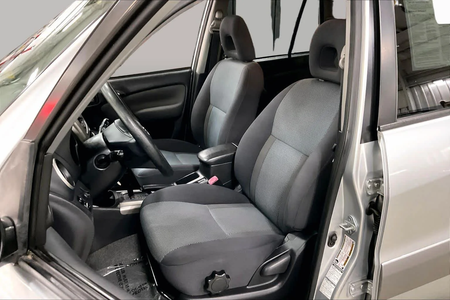 Used 2005 Titanium Metallic Toyota  image 7